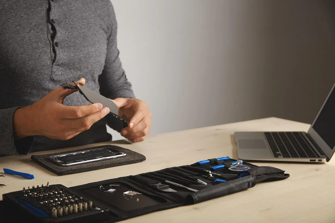 technician, repair, telephone, mobile, full hd wallpaper, 4k wallpaper 1920x1080, windows wallpaper, phone, cellphone, laptop wallpaper, tool, beautiful wallpaper, service, equipment, electronic, work, smartphone, cellular, broken, disassembled, desktop backgrounds, wallpaper 4k, hand, screwdriver, free wallpaper, damage, cool backgrounds, device, wallpaper hd, hd wallpaper, free background, repairing, mac wallpaper, course, 4k wallpaper, background